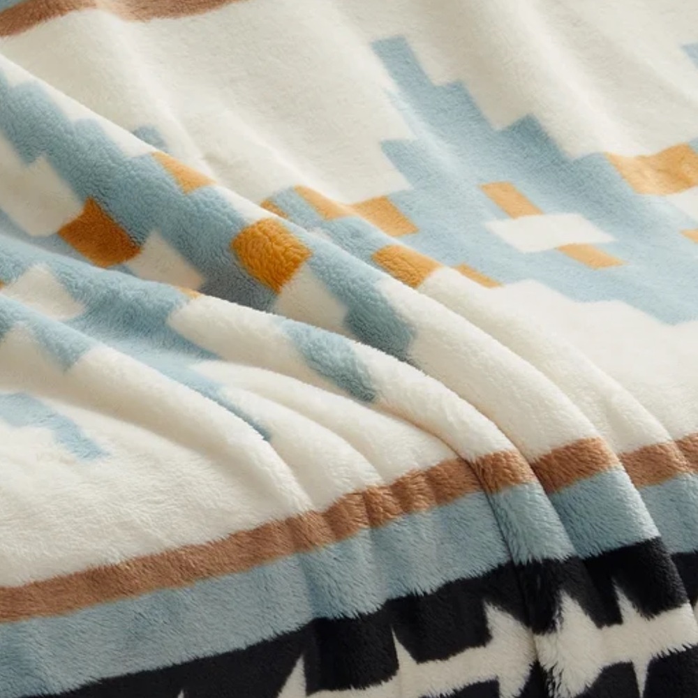 BNWT! Pendleton Queen size blanket - Picture 3 of 6